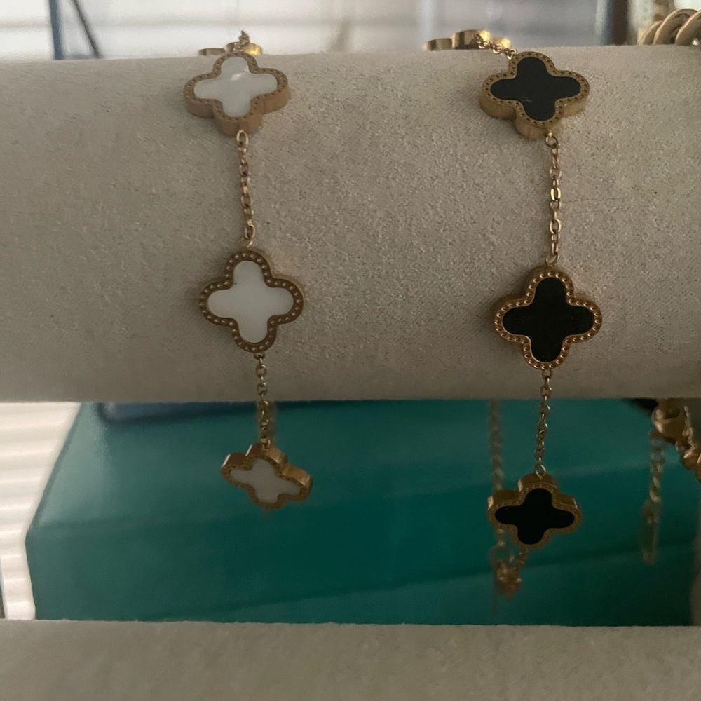Elegant Gold and Black Clover Bracelet